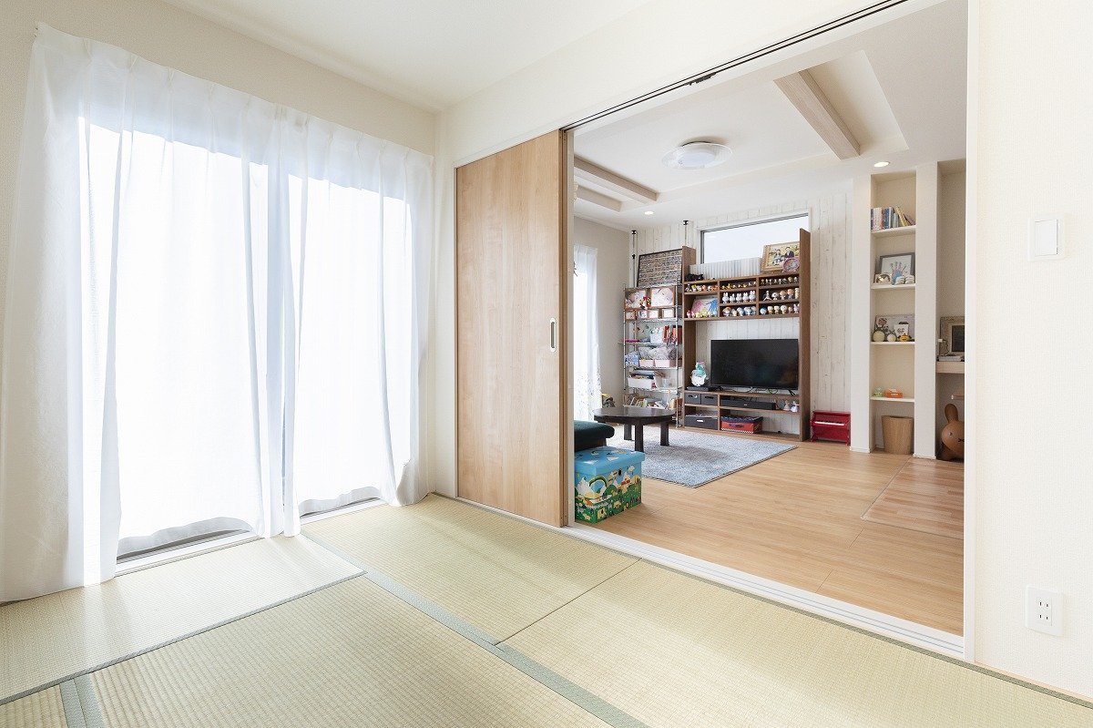 和室の襖を開けると、LDKは20帖以上の広さに。
