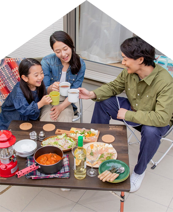 庭でキャンプをしている画像
