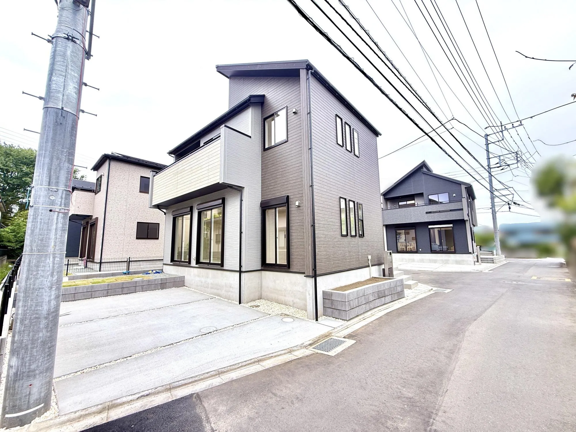 前面道路含む現地写真(9号棟)