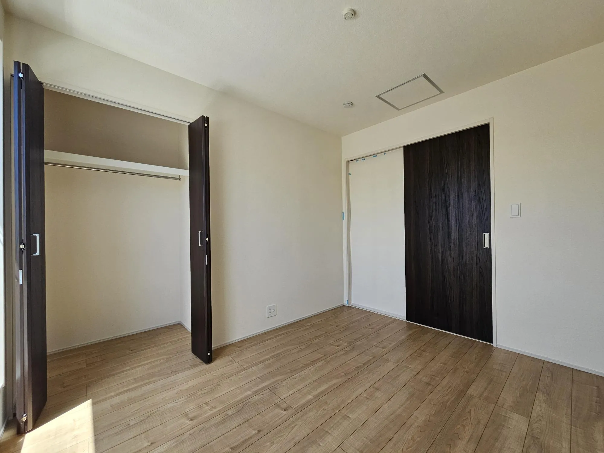 9号棟 洋室①(5.25帖)
全居室収納付きなのでとても便利な仕様です♪お洋服がたくさんのご家族も安心です。
