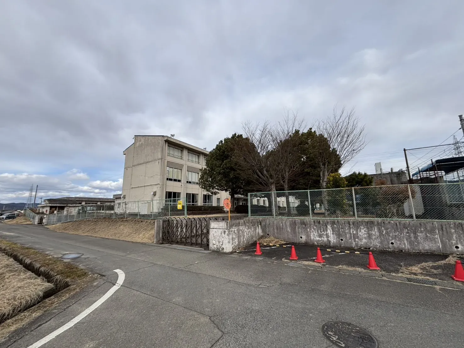 東部中学校