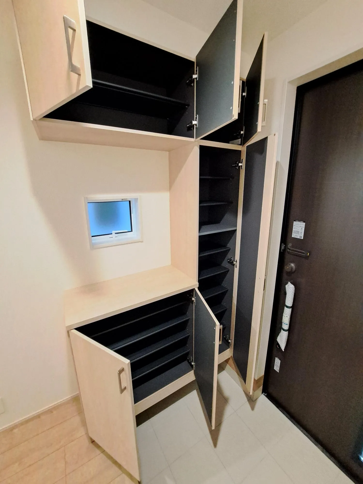 【玄関収納/1号棟】収納力のある玄関収納を備え、玄関まわりもスッキリ保てます!