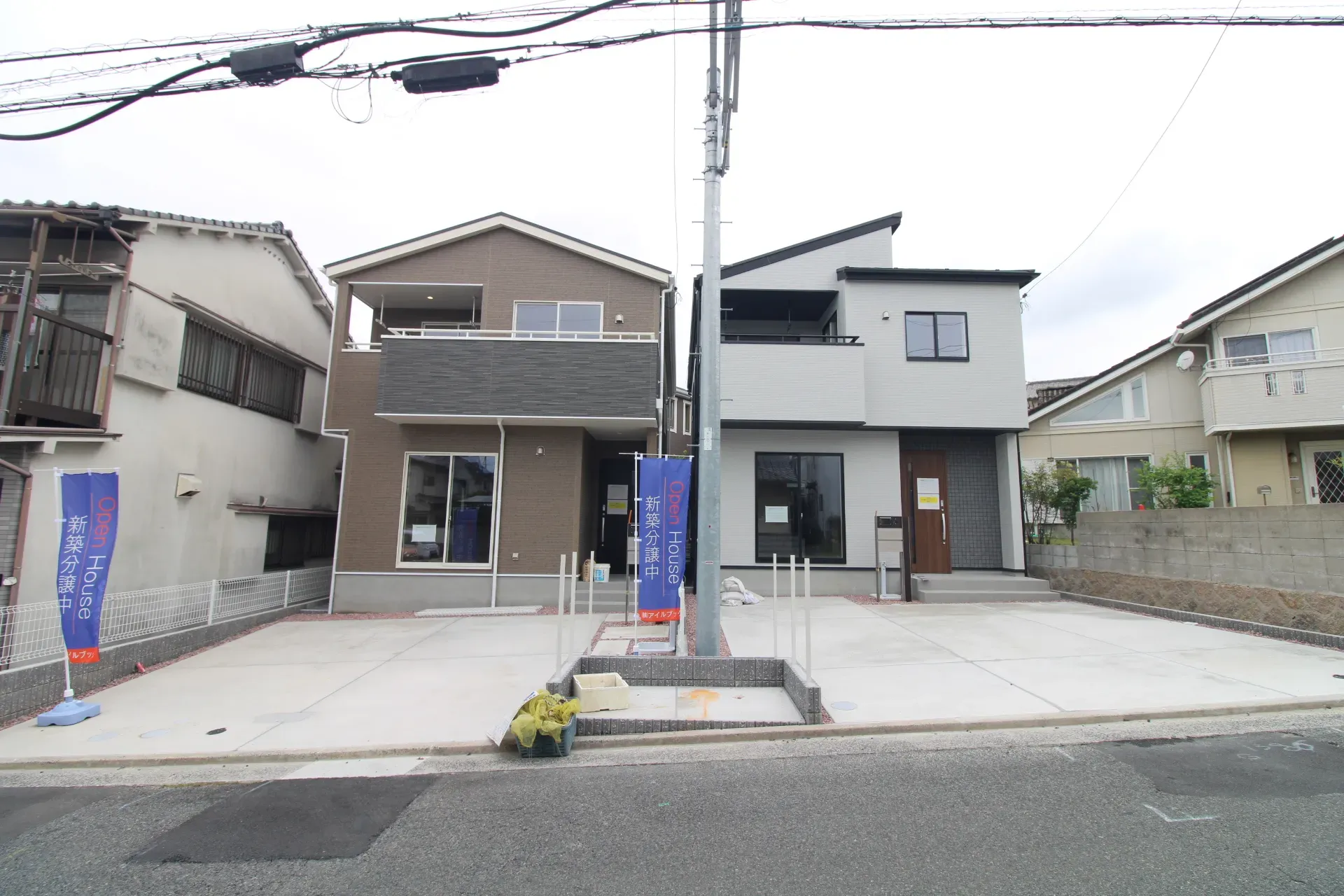 前面道路から見た外観