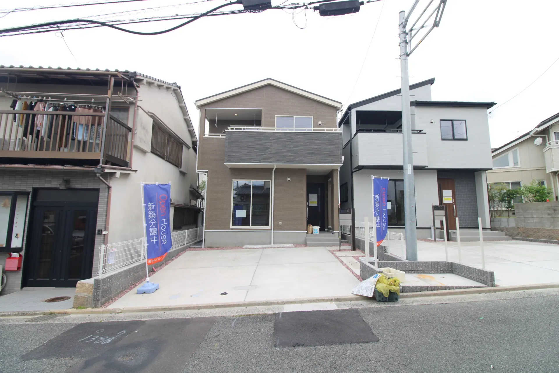 前面道路から見た外観