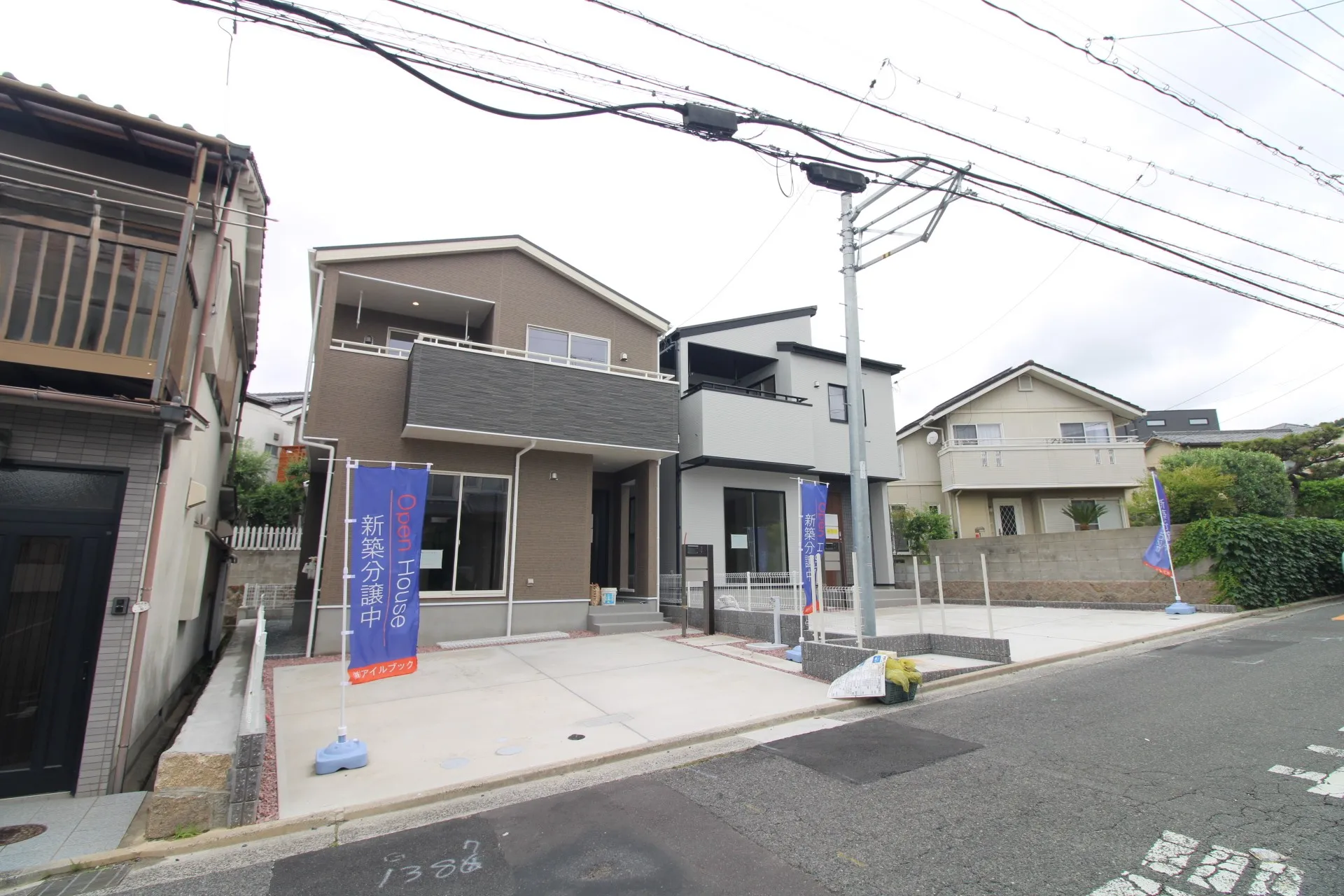 前面道路から見た外観