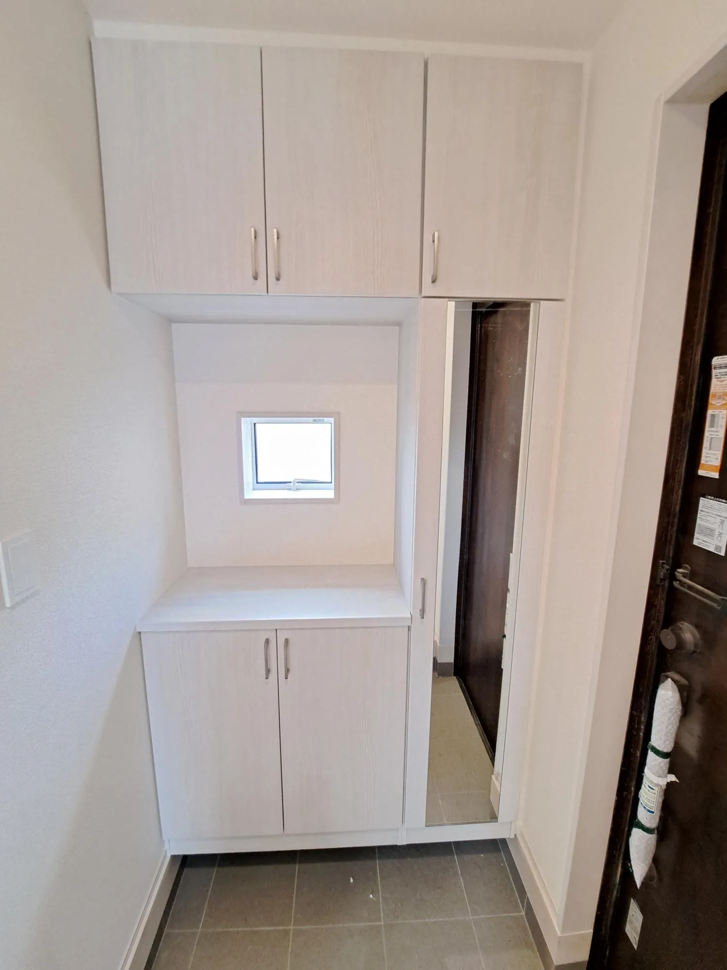 【玄関収納/2号棟】姿見付きのシューズボックスで、空間に広がりも感じられます♪