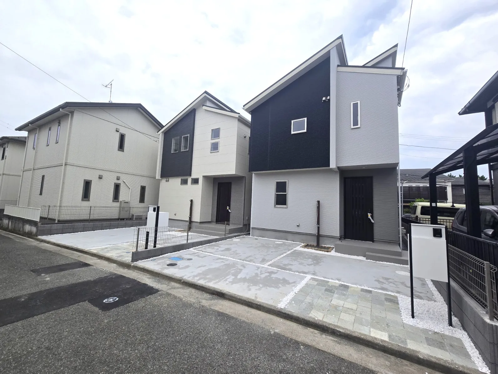 R8.7.13 外観写真(左:2号棟、右:1号棟)