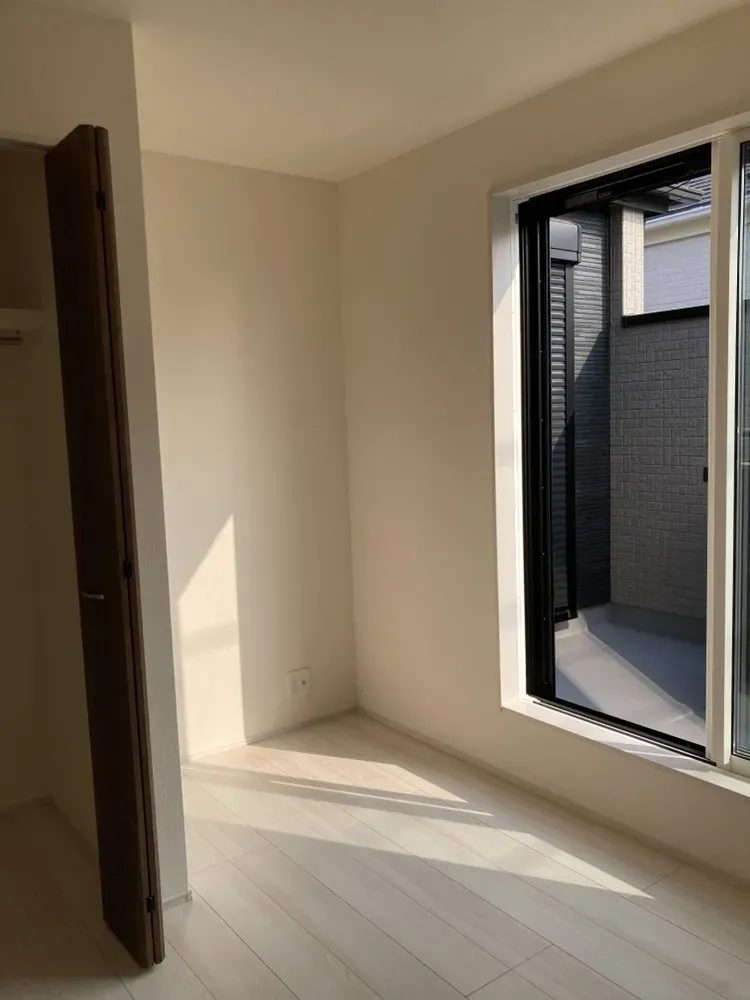 【洋室/2号棟】約5.25帖の洋室で、子ども部屋や書斎としても使いやすい空間です!