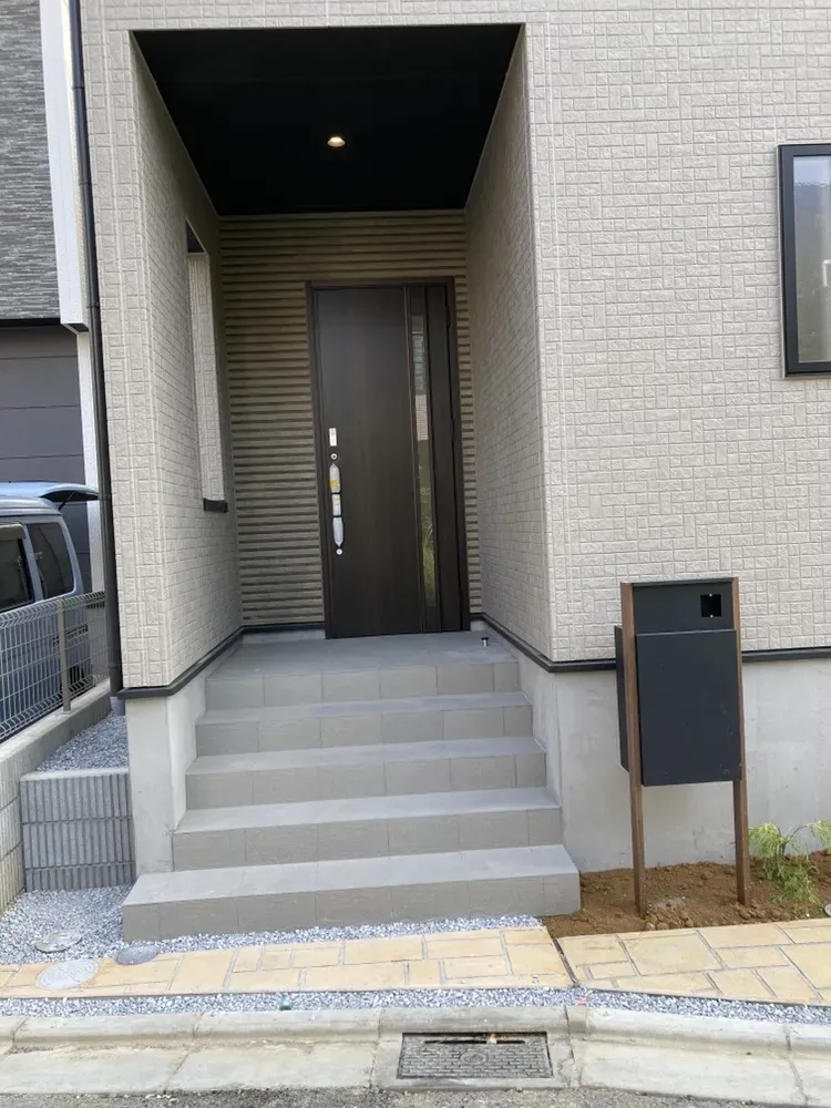 【玄関/2号棟】玄関前のスペースもすっきりとしており、清潔感のある住まいです!