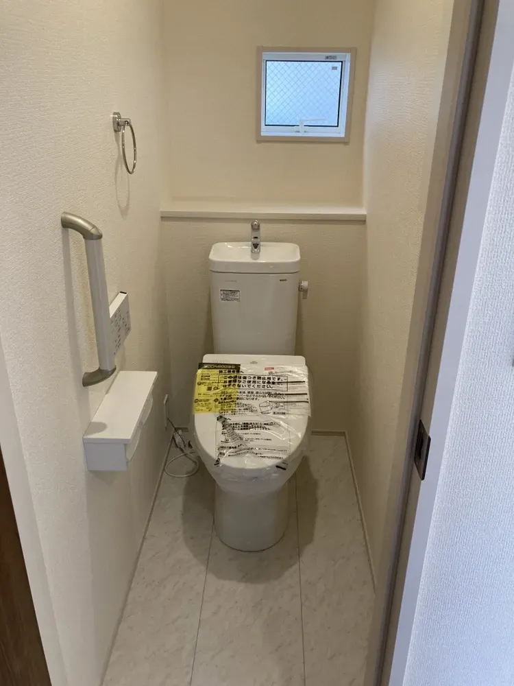 【トイレ/2号棟】手すり付きトイレで、どなたでも安心して使いやすいトイレです!