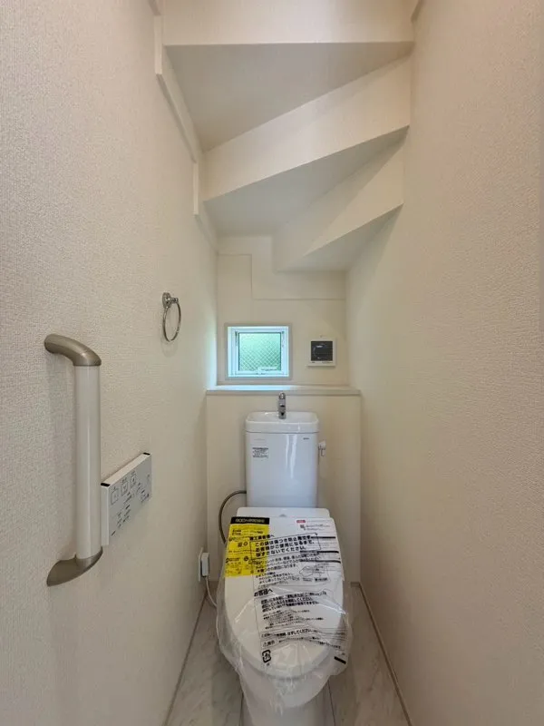 清潔感のある白色を基調にしたトイレです。