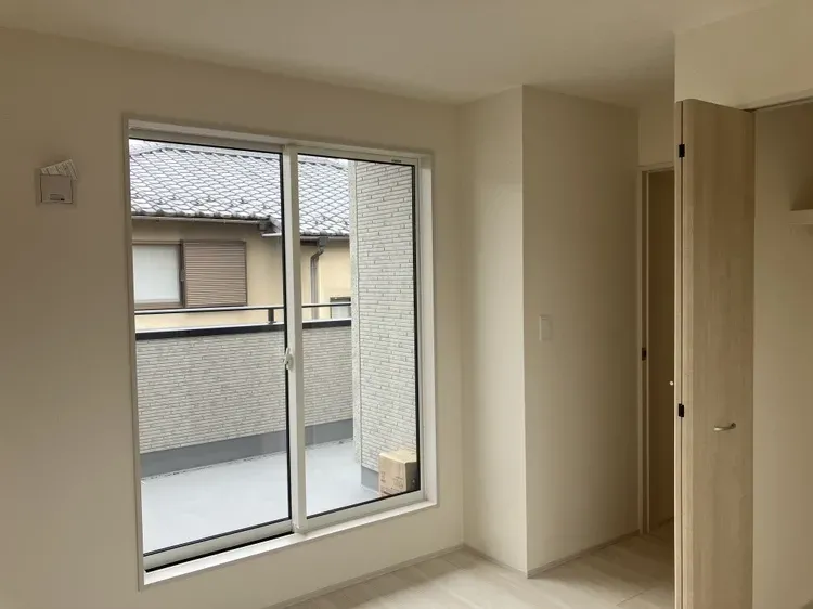 【洋室】大きな窓から日差しを目いっぱい取り込みます。