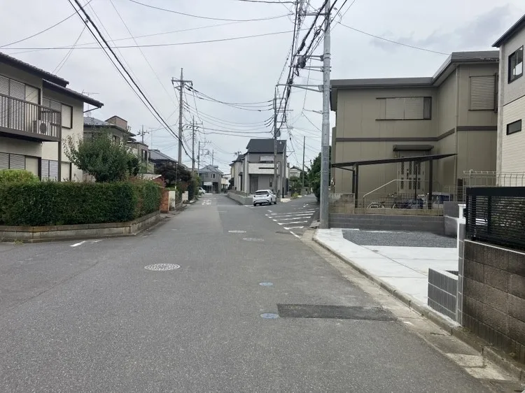 【街並み】前面道路は見通しが良く、明るく開放感のある住環境です!
