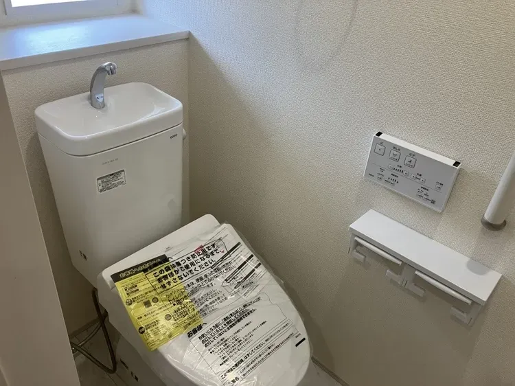 【トイレ】立ち座りをサポートしてくれる手すり付きの安心設計です☆