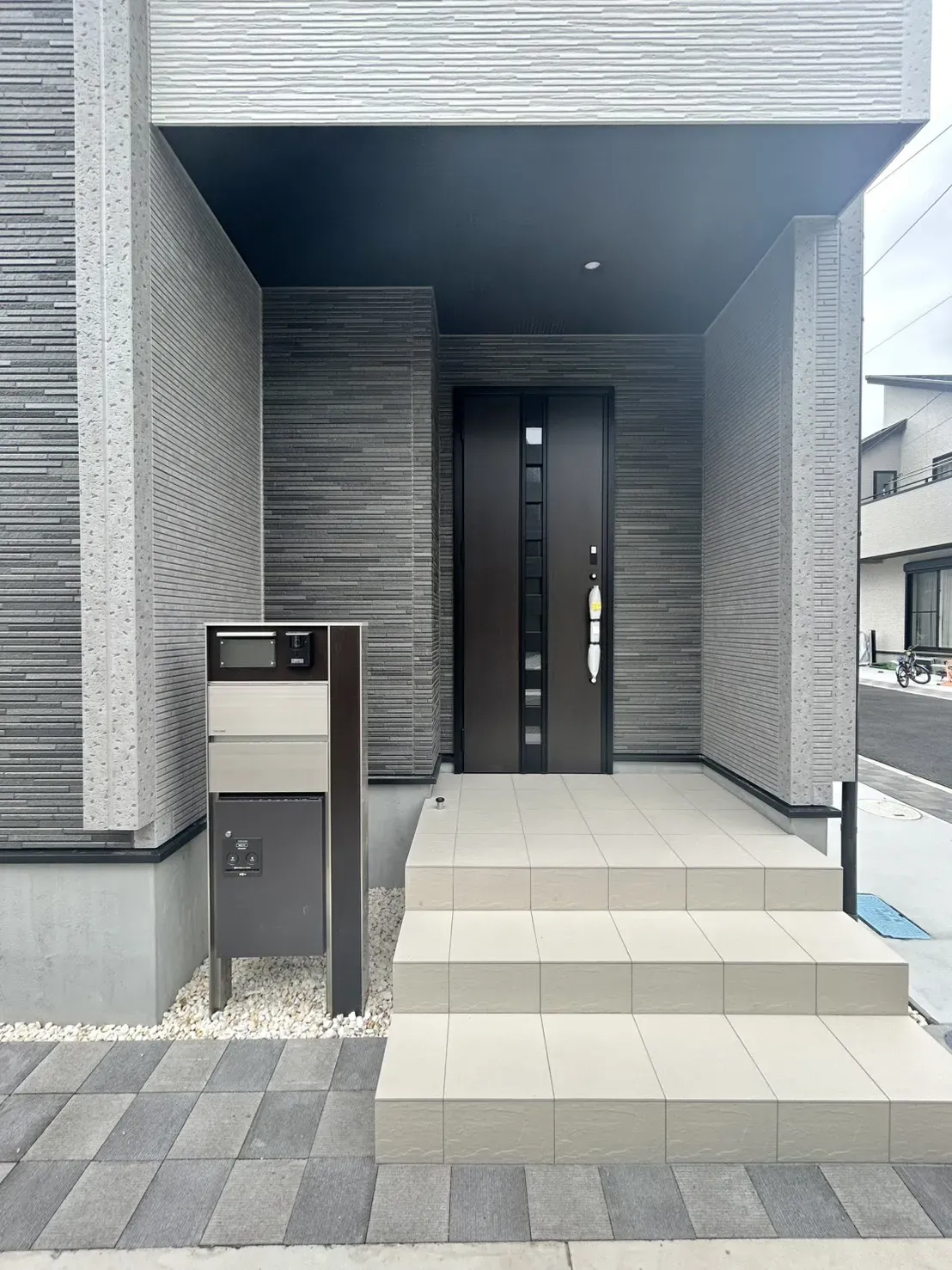 【1号棟】玄関ポーチ