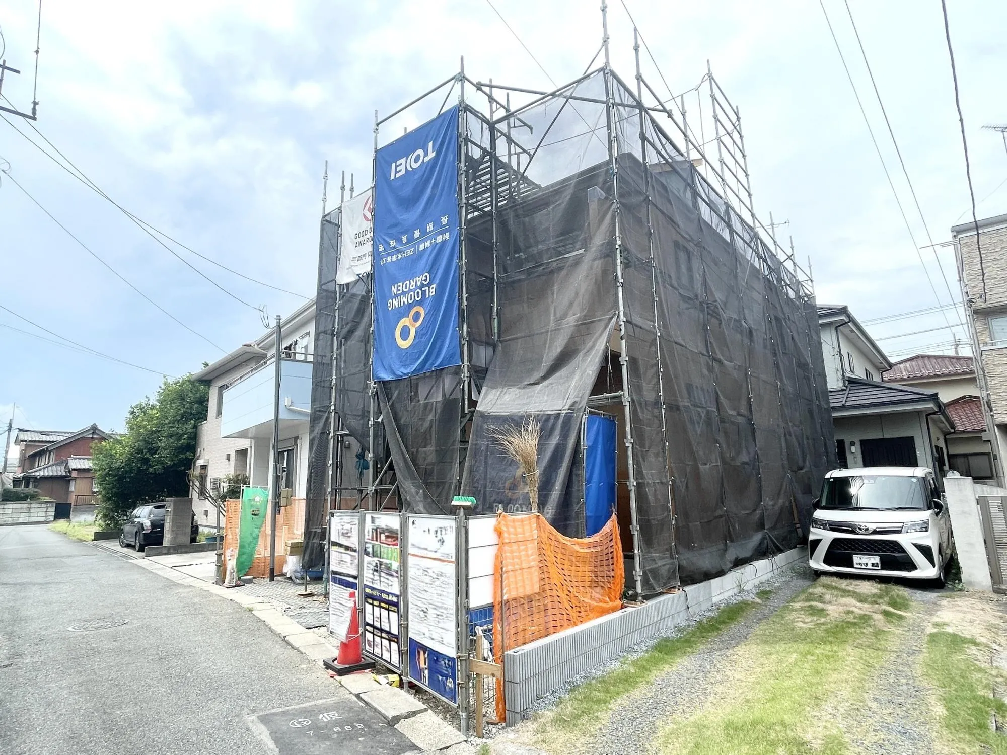 【外観写真】カースペース2台分を確保(軽1台含む)。敷地を有効活用した使いやすい配置です。