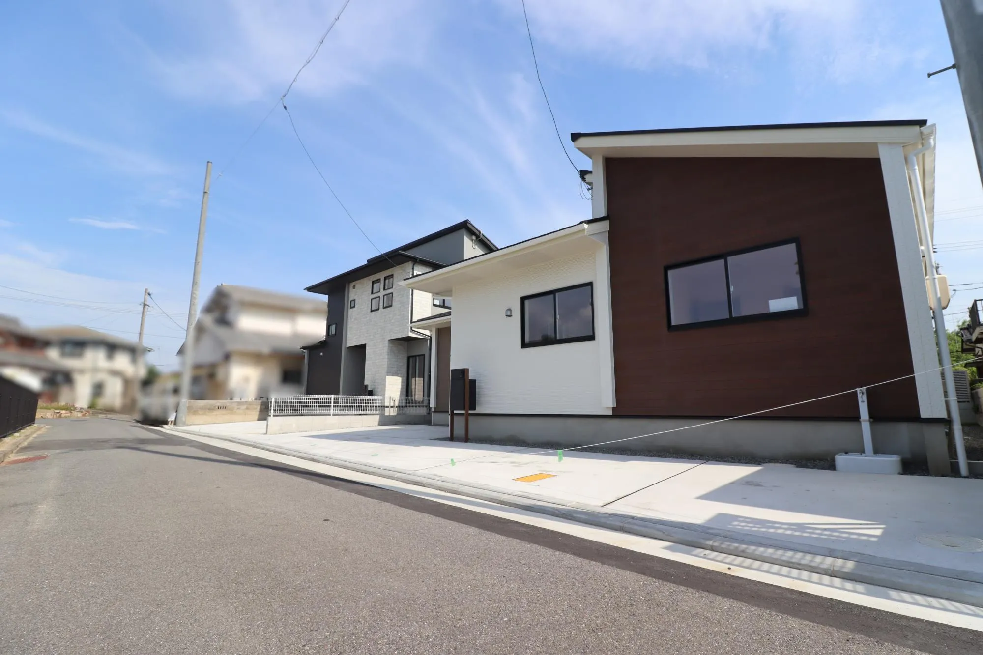 【現地外観写真:右1号棟(平屋)/左2号棟(2階建て)】