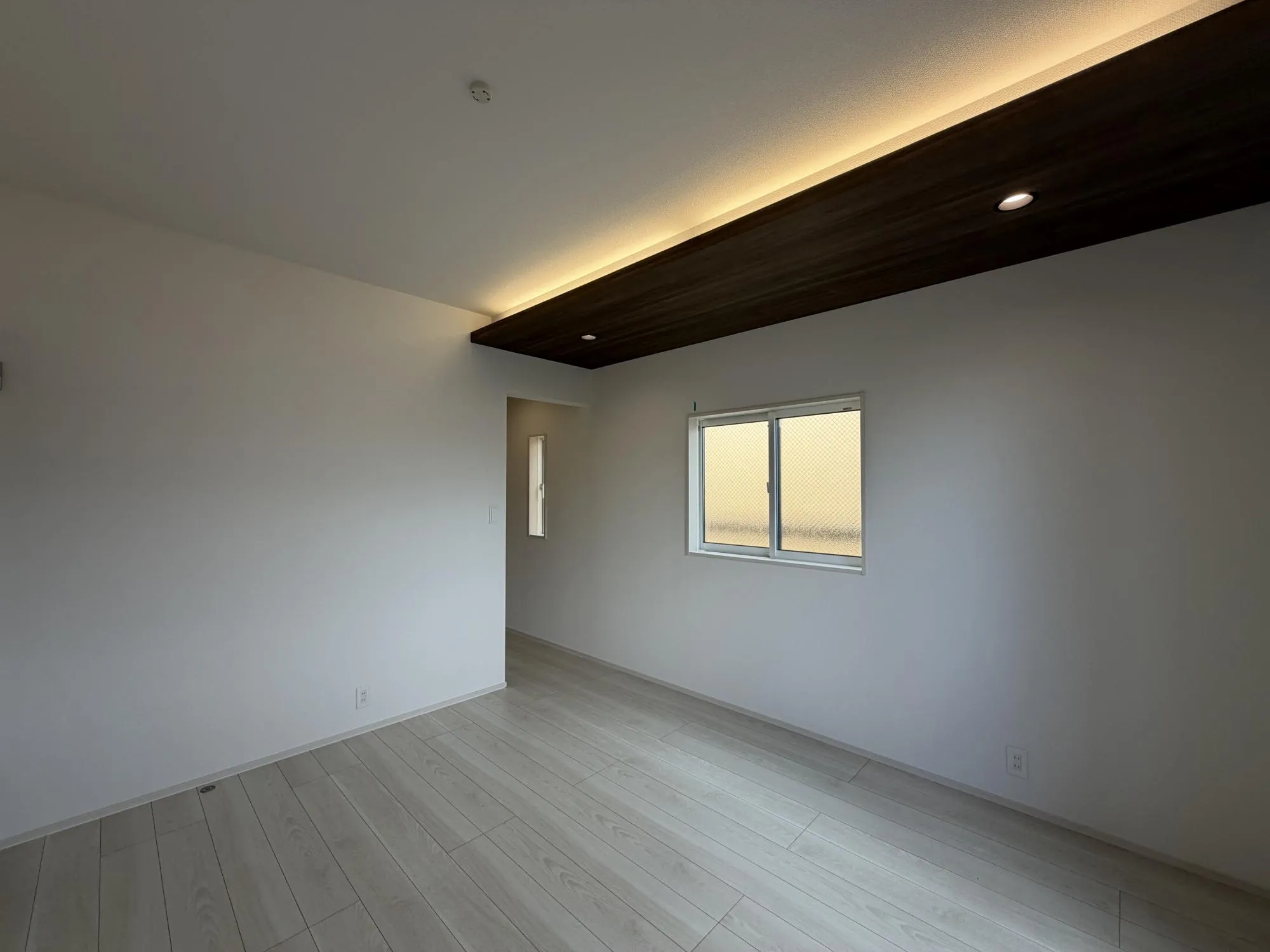 【洋室】折上天井と間接照明を採用した、ホテルのような上質感あふれる主寝室。シンプルで落ち着いた雰囲気の中、心からくつろげる大人のプライベート空間です。