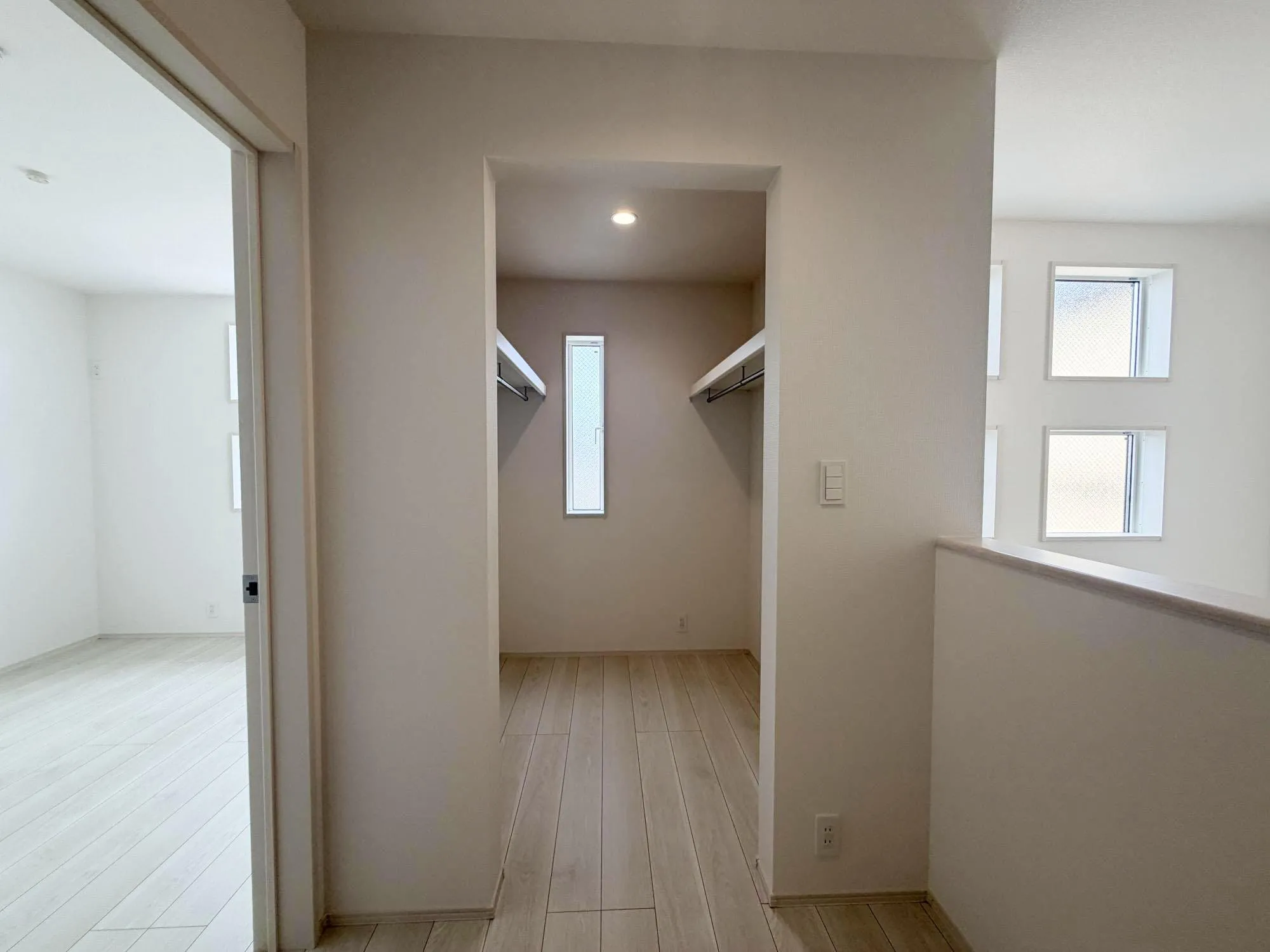 【2階廊下WIC】2階廊下には各部屋が使い位置にWICを設置しました。
