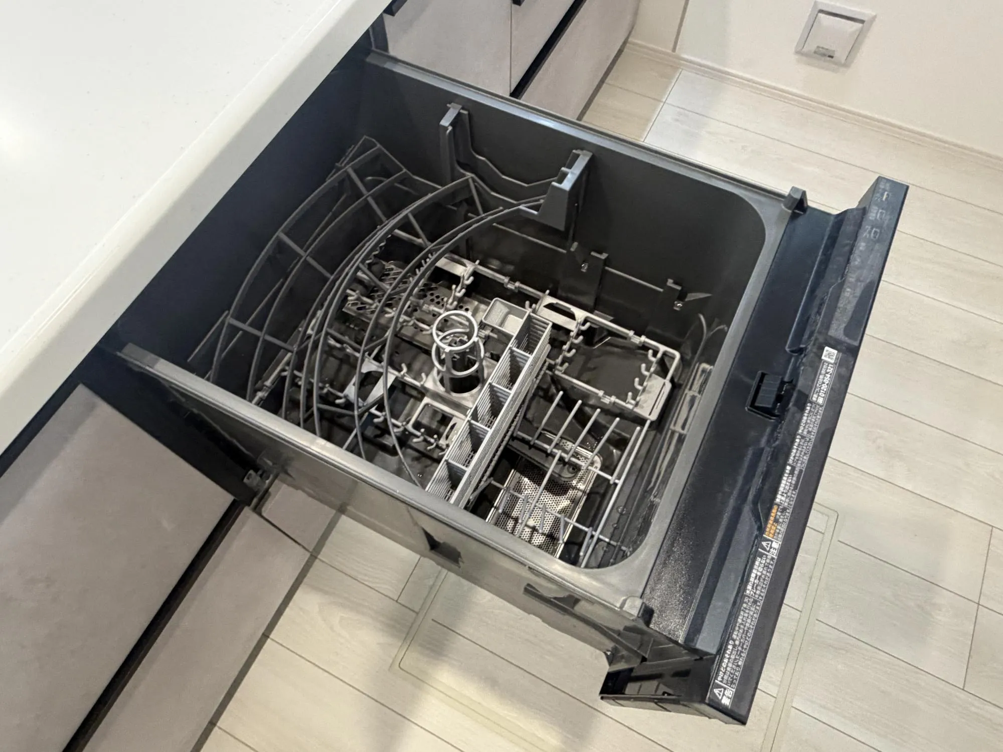 【キッチン】ビルトイン食洗器が標準仕様。時短はもちろん高温水洗浄で衛生面にも寄与します。