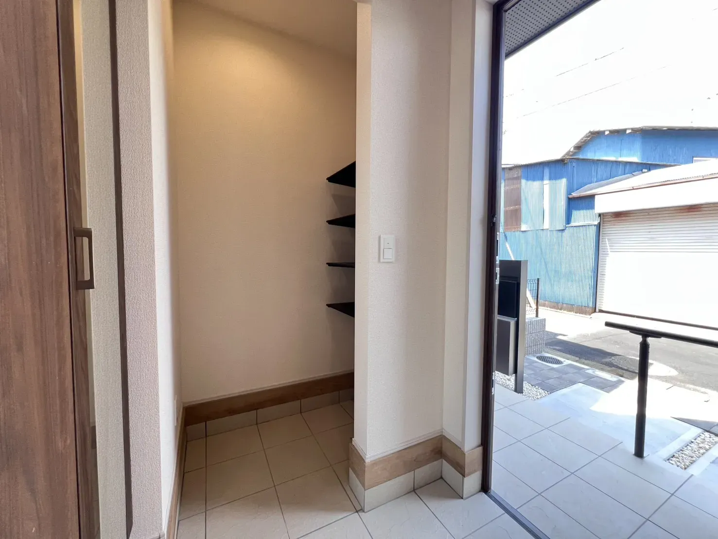 【1号棟　玄関土間収納】