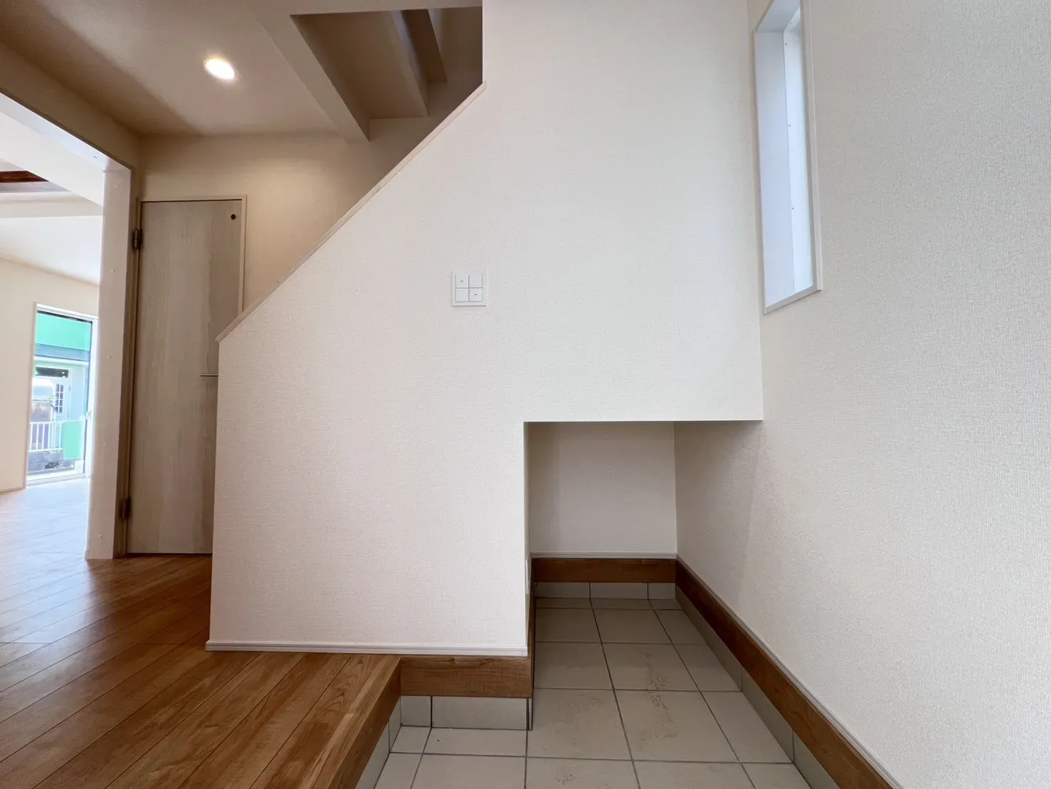 【2号棟 玄関土間収納】