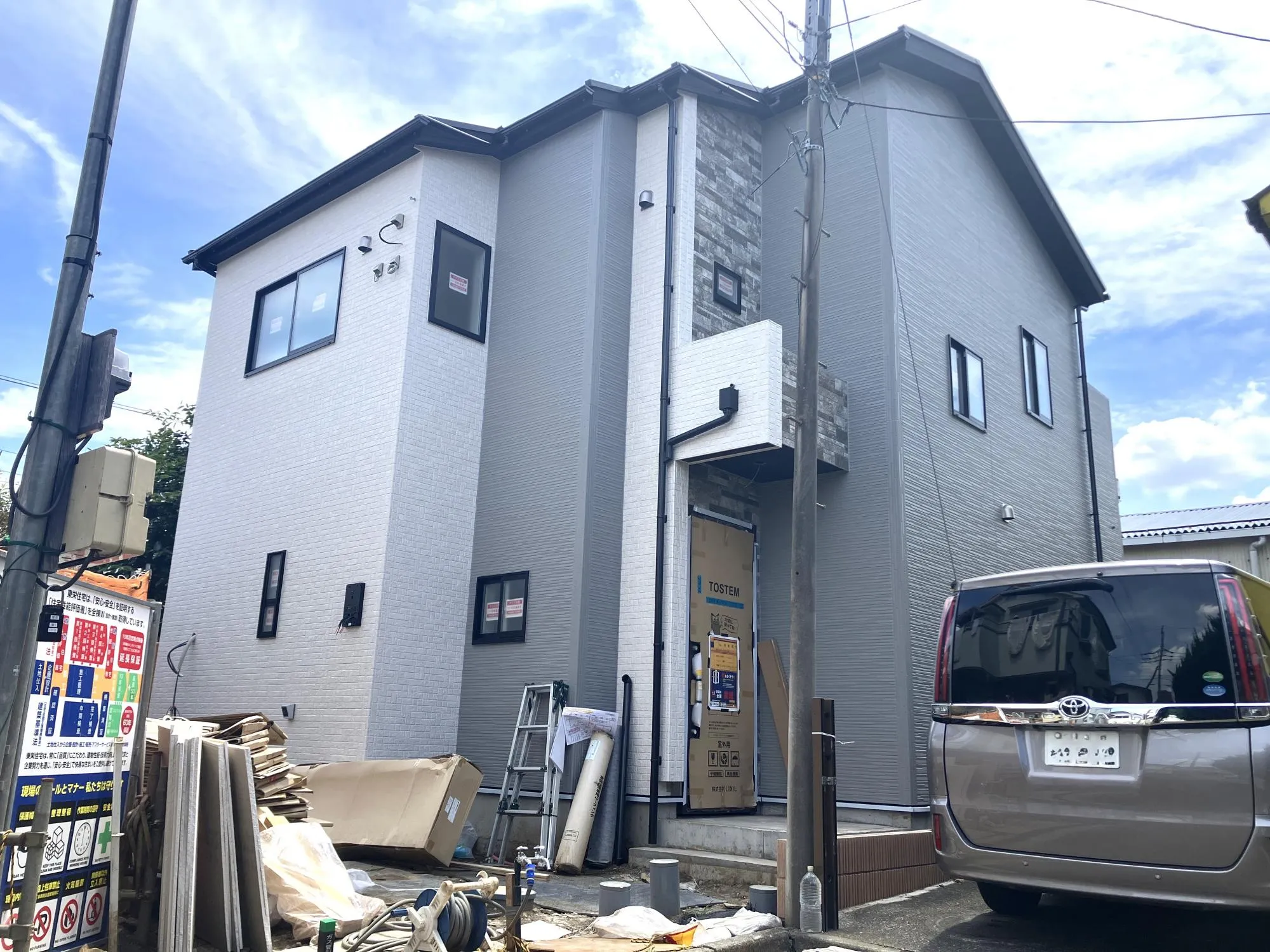 落ち着いた街並みに調和するデザイン