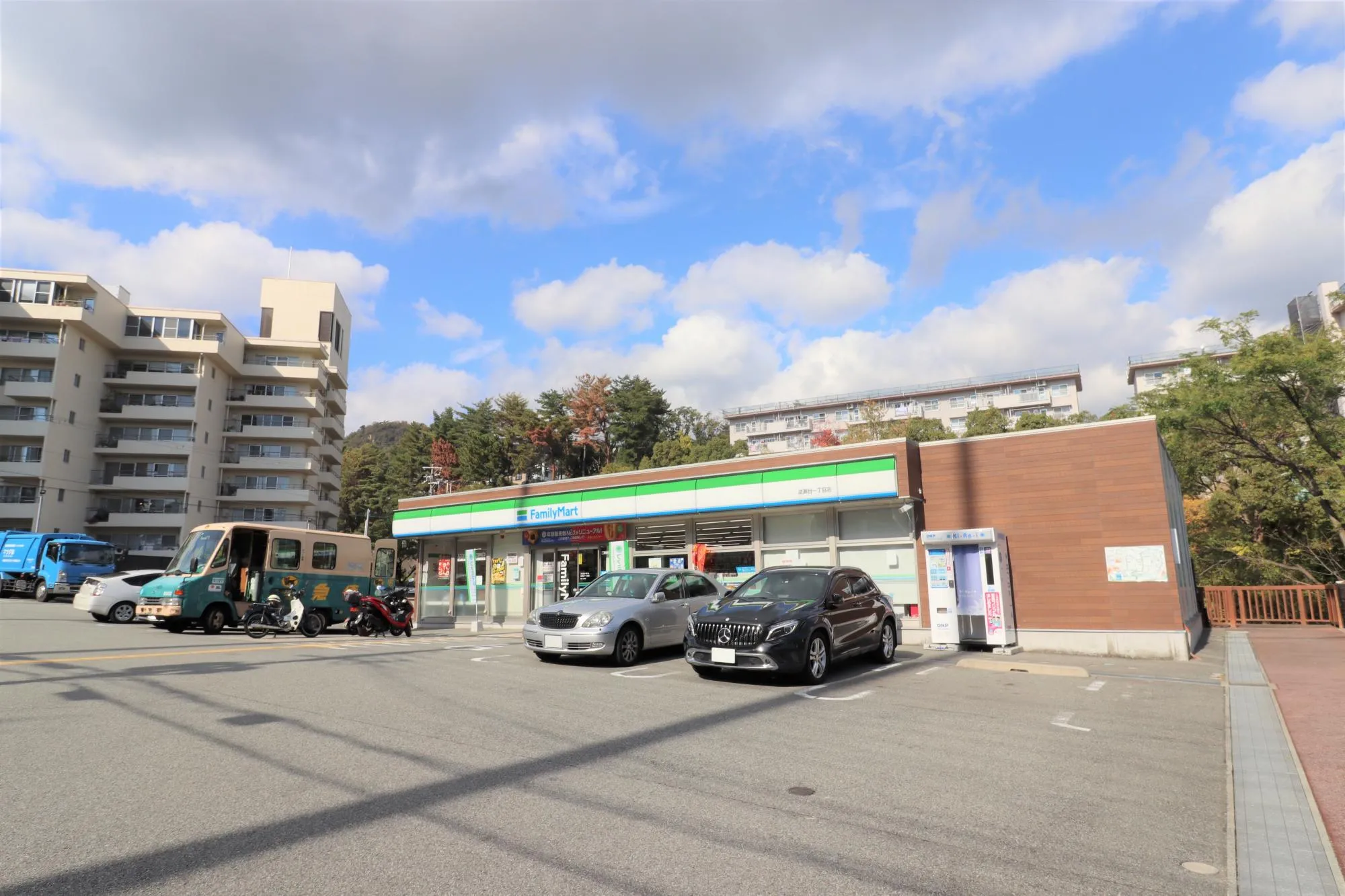 ファミリーマート 逆瀬台一丁目店