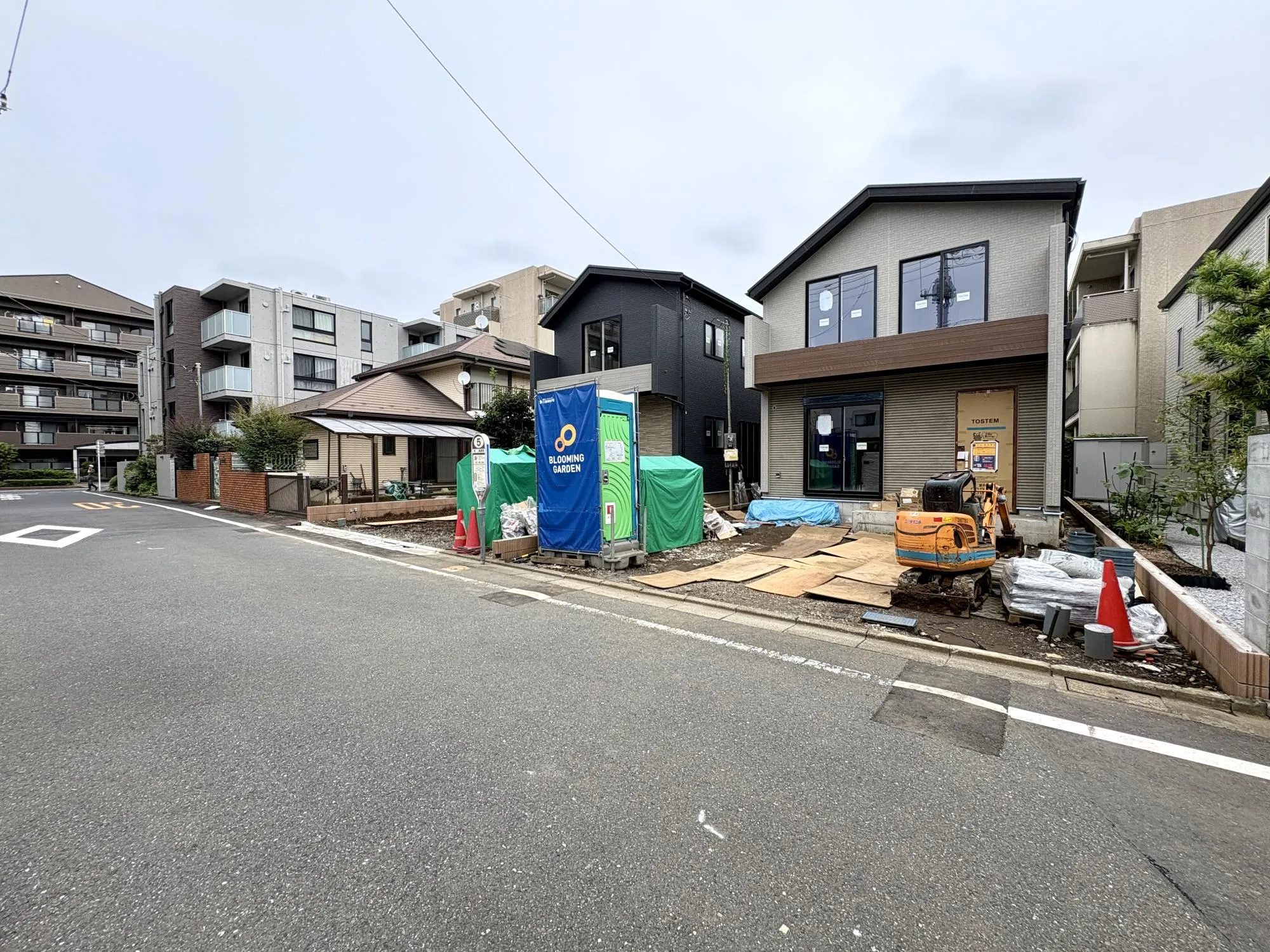 【前面道路含む外観写真】