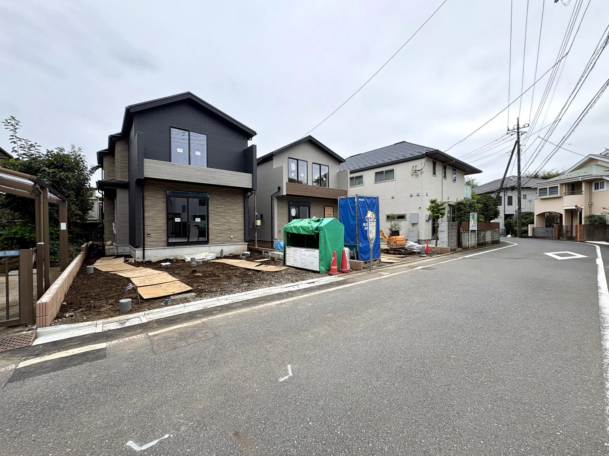 【前面道路含む外観写真】
