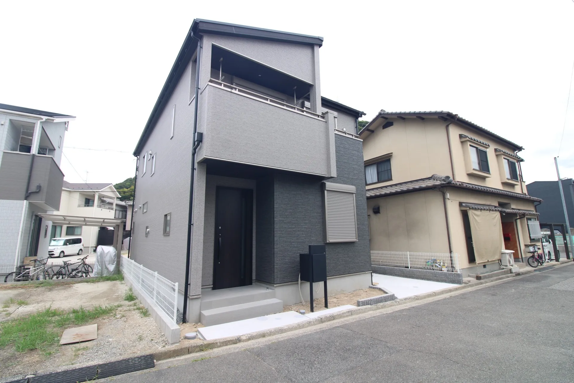 前面道路から見た外観