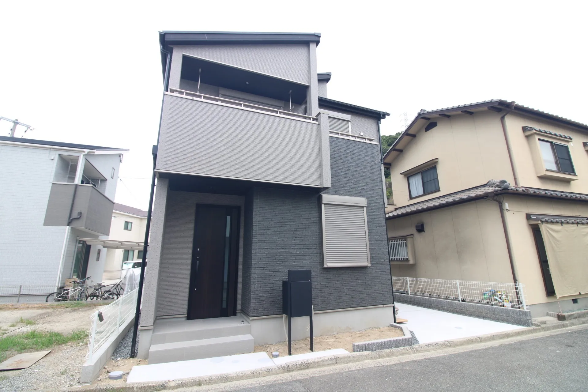 前面道路から見た外観