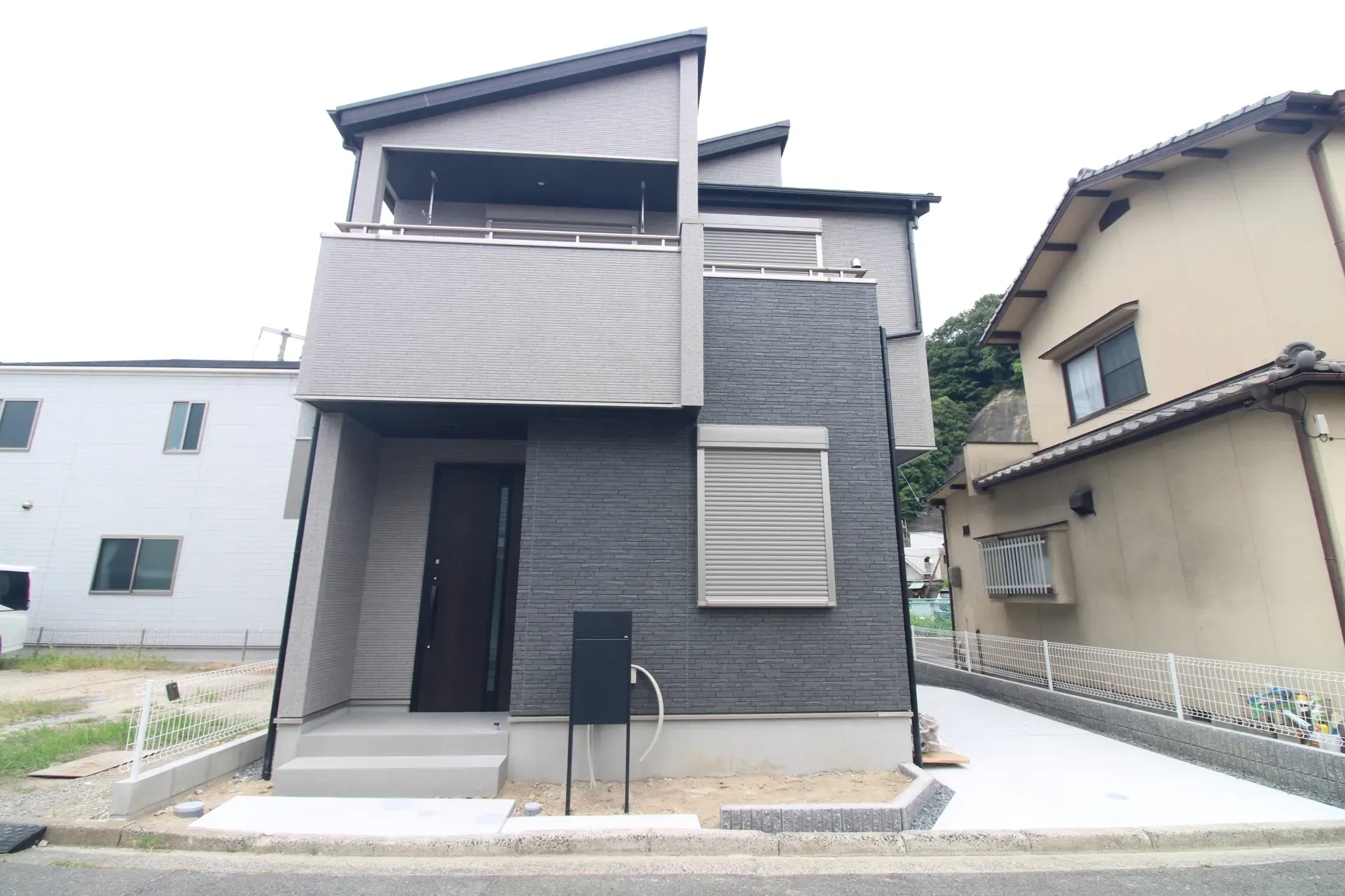 前面道路から見た外観