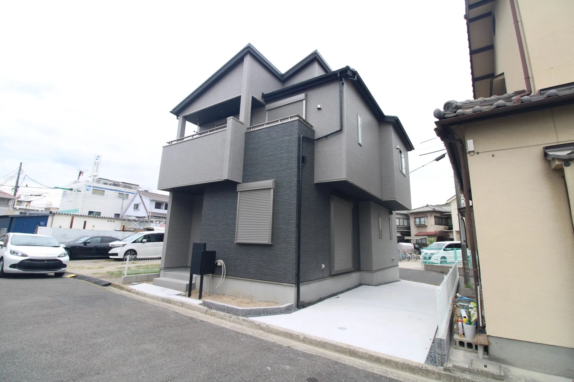 前面道路っから見た外観