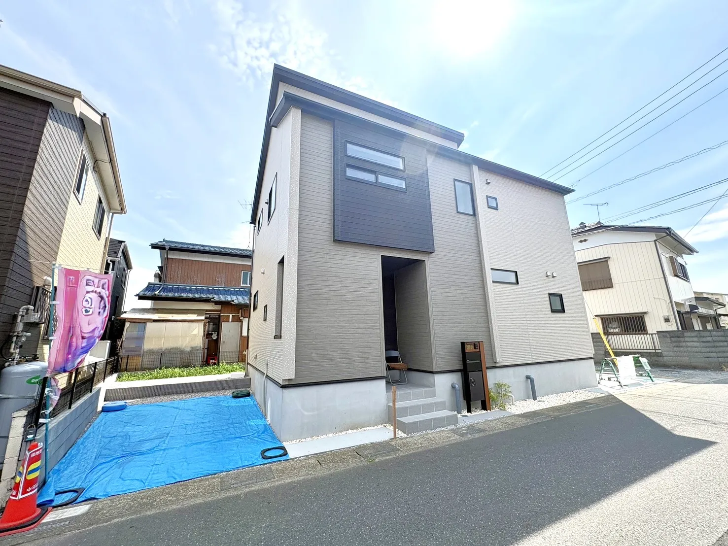 【外観写真】スーパー徒歩3分,ドラックストア・コンビニも徒歩7分圏内。忙しい毎日を支える、充実の生活利便性◎