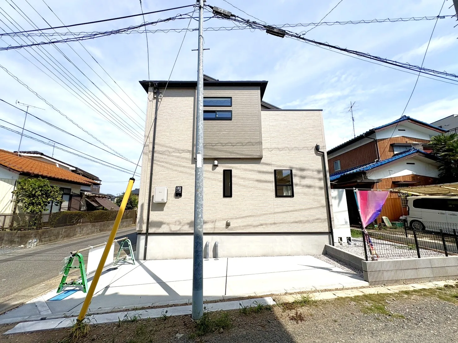 【外観写真】落ち着いた印象の外観デザインを採用。ワイドバルコニーや全居室収納付き「4(5)LDK+WIC+カースペース2台」のゆとりある住まいです。