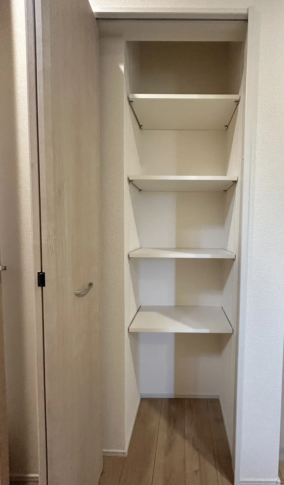 玄関横 廊下収納 可動棚式の収納
