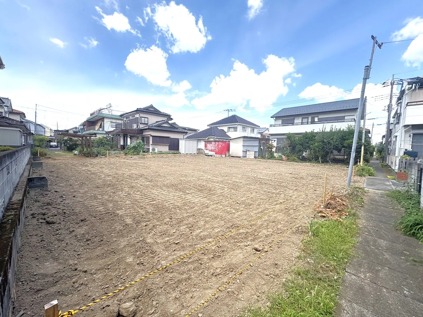 【外観写真】敷地面積45坪超~54坪超のゆとりある区画。カースペース2台分を確保し、ご家族のカーライフを快適にサポートします。