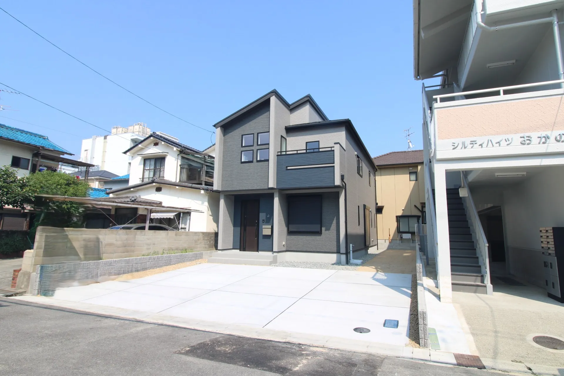 前面道路から見た外観