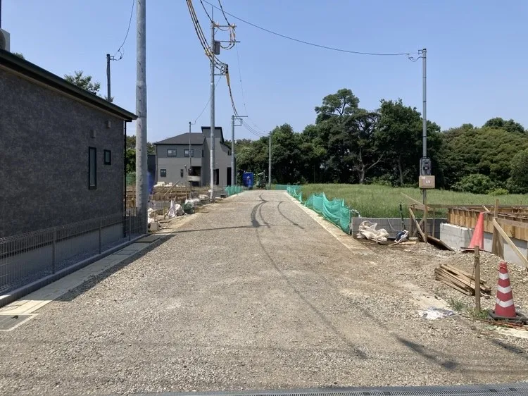 前面道路はゆとりがあり、車の運転や駐車もしやすい環境です!