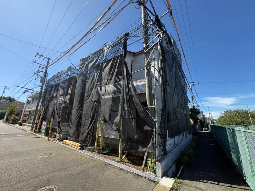 前面道路は車の通り抜けが出来ないので駐車もらくらくです。