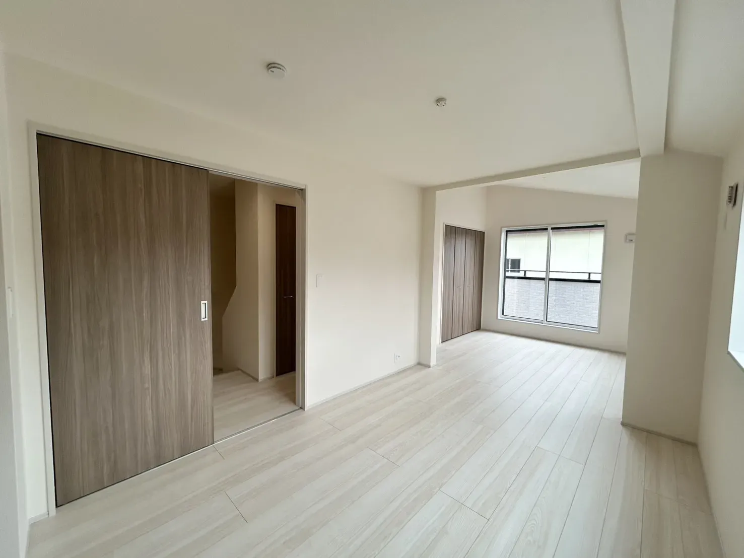 将来のライフスタイルに合わせて2部屋にできる可変型洋室