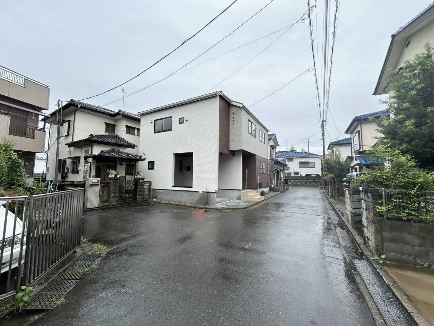 前面道路含む外観写真