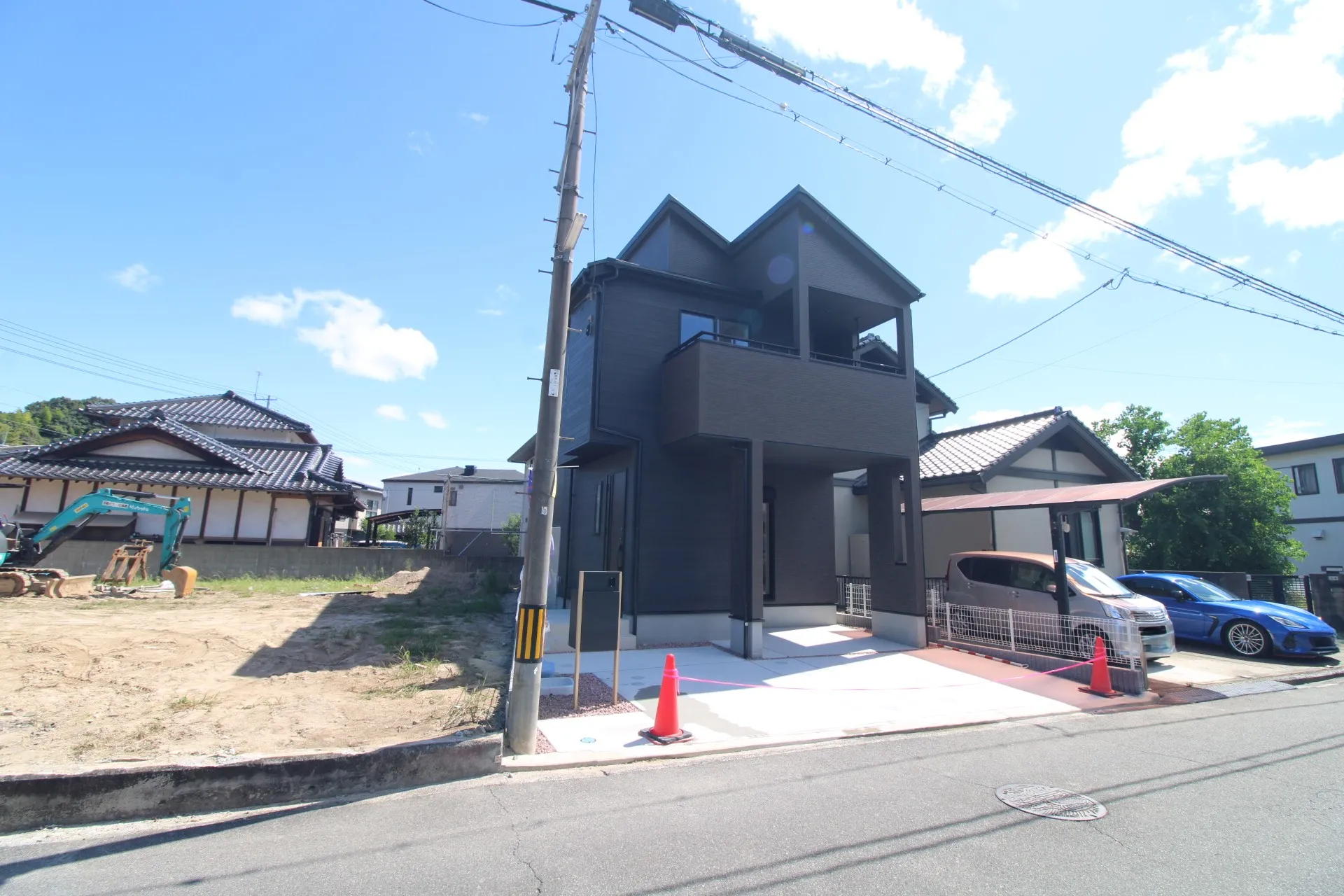 前面道路から見た外観
