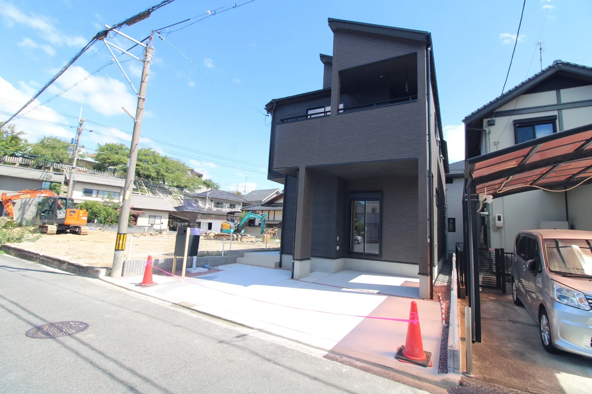 前面道路から見た外観