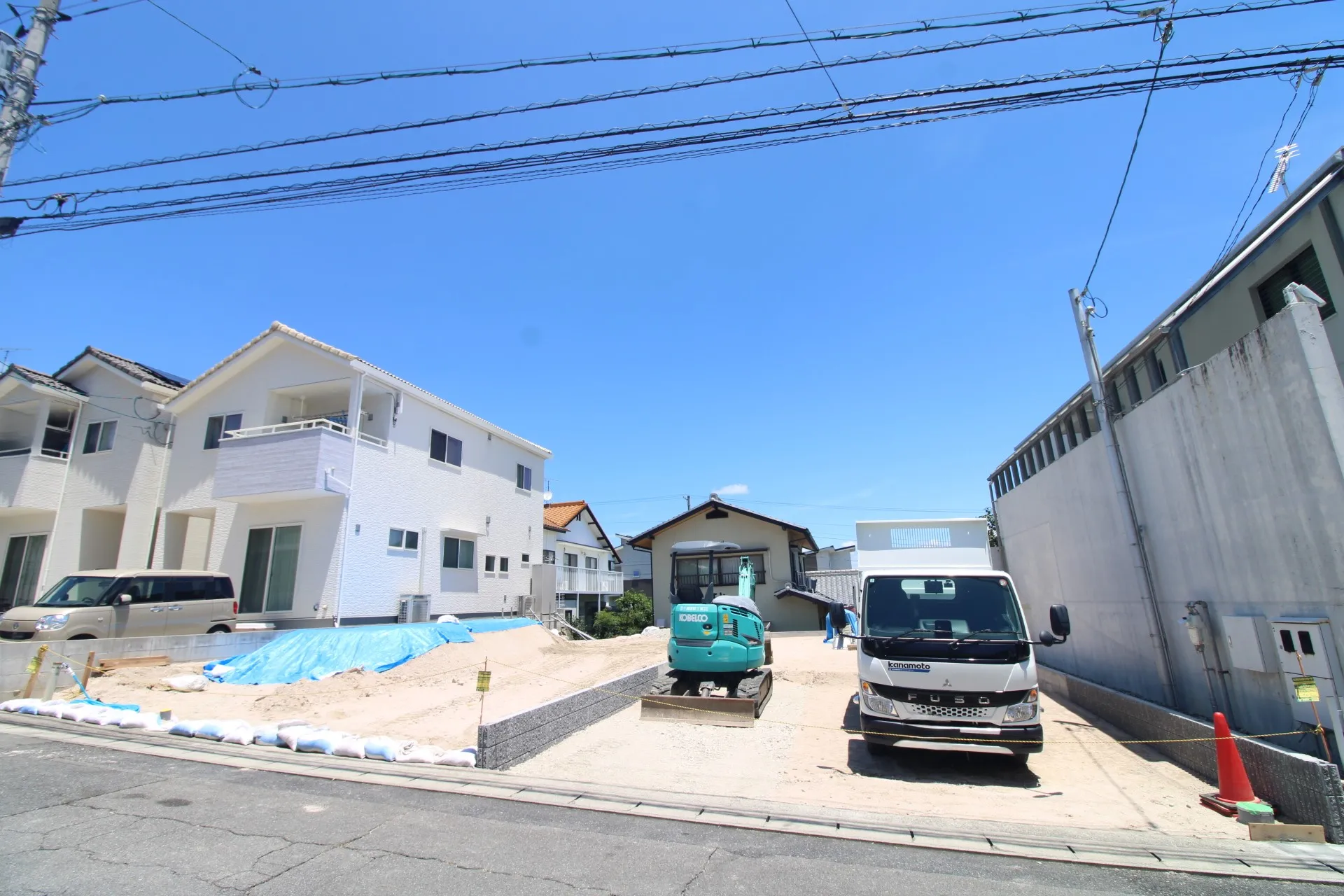 前面道路から見た外観