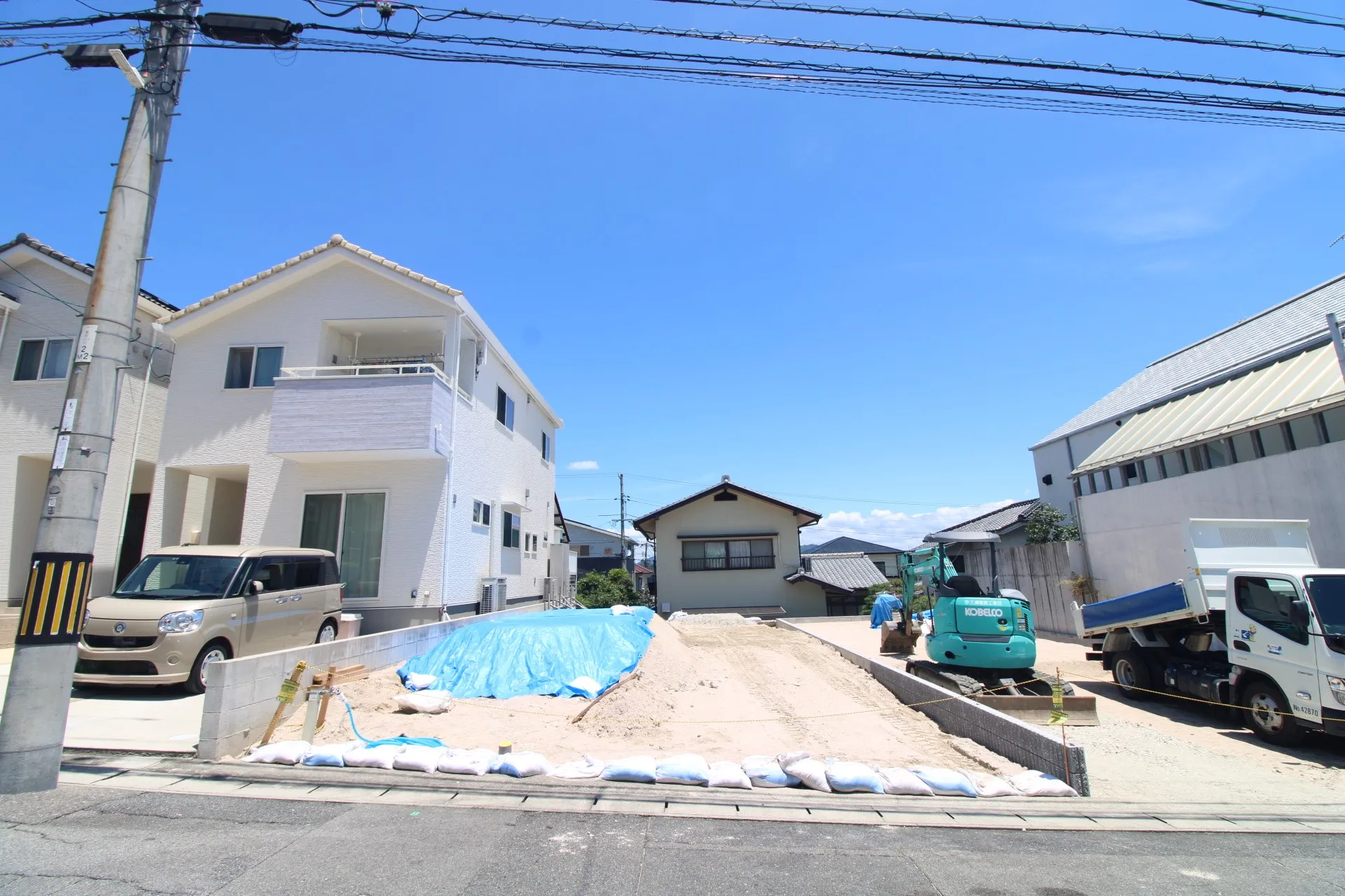 前面道路から見た外観