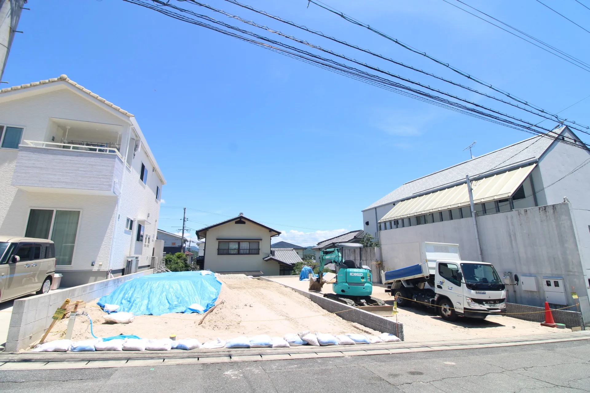 前面道路から見た外観