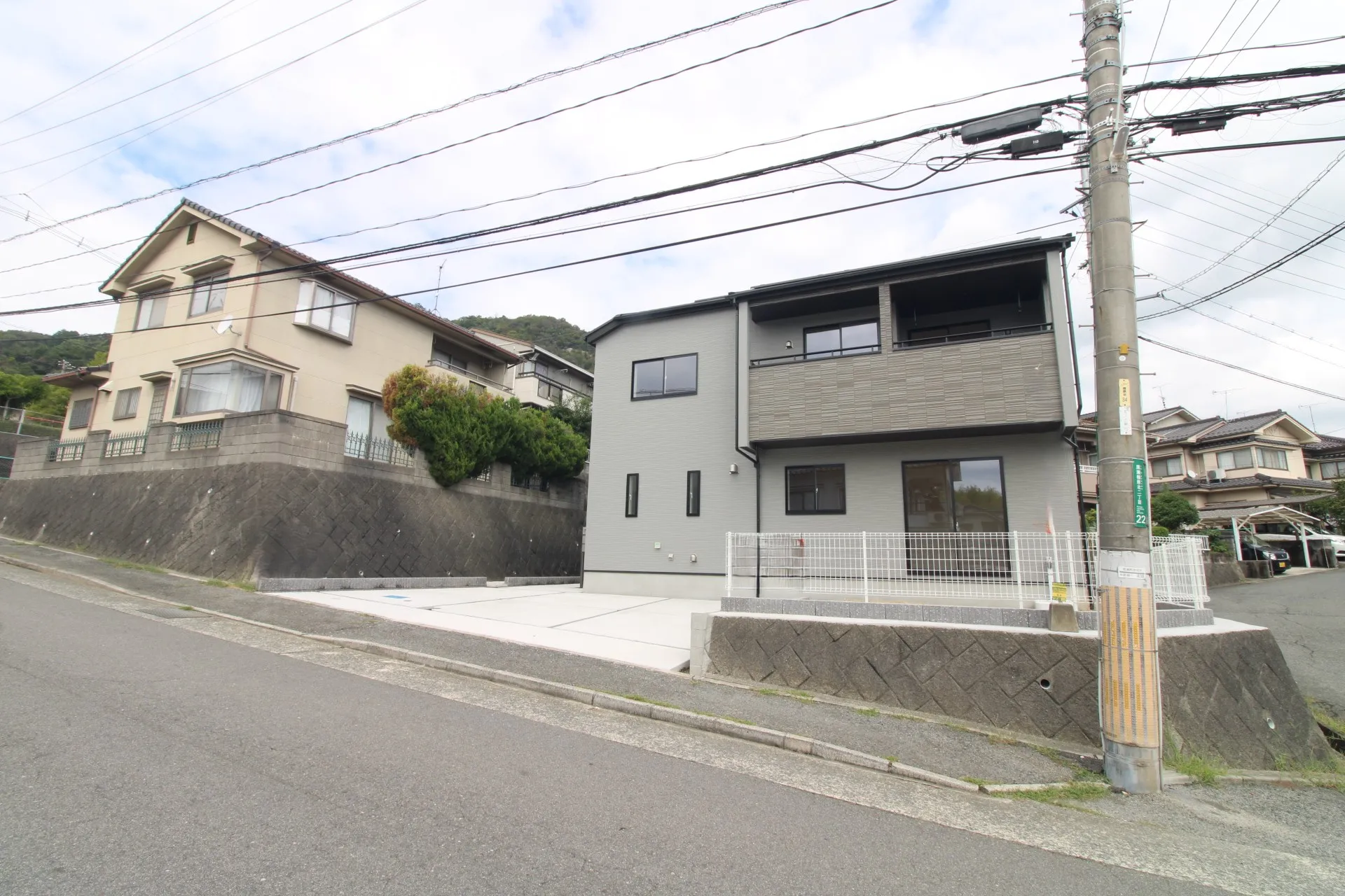 前面道路から見た外観