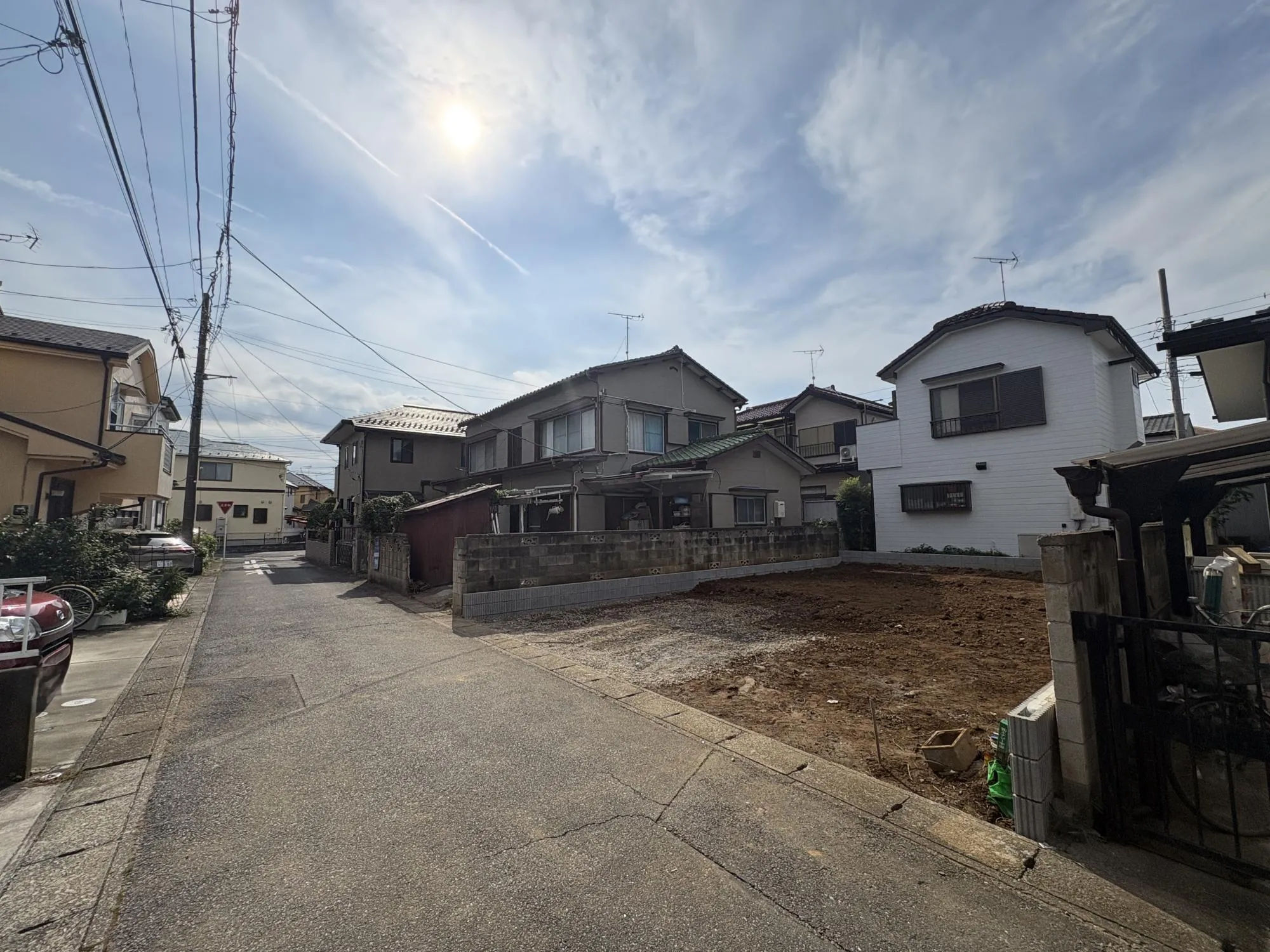 【外観写真】南東側道路に面した陽当たり良好な住まい。明るい陽光に包まれ、ご家族が心地よく暮らせる住環境です。
